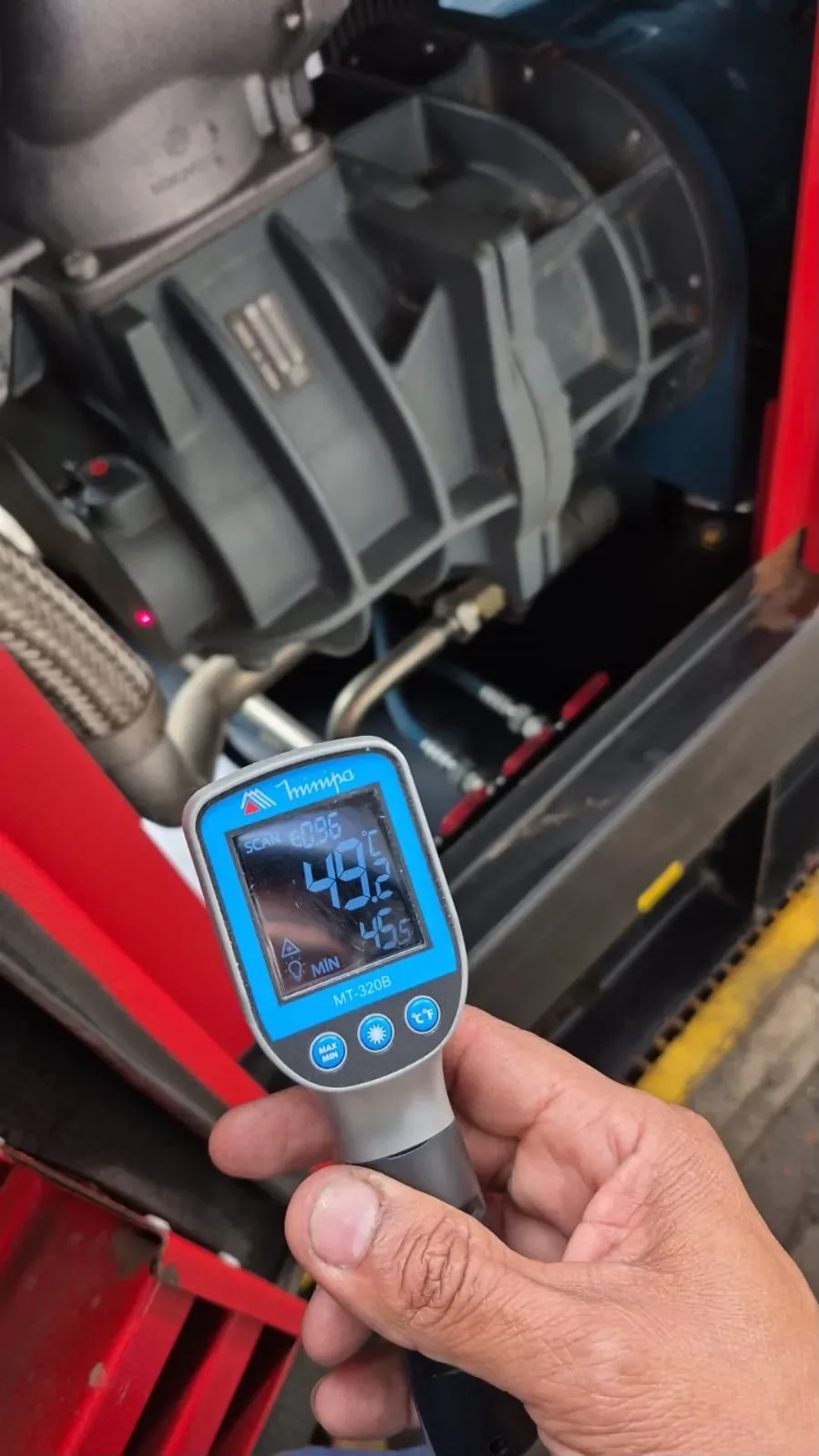 Técnico monitorando compressor de ar com termômetro infravermelho — Air Parts