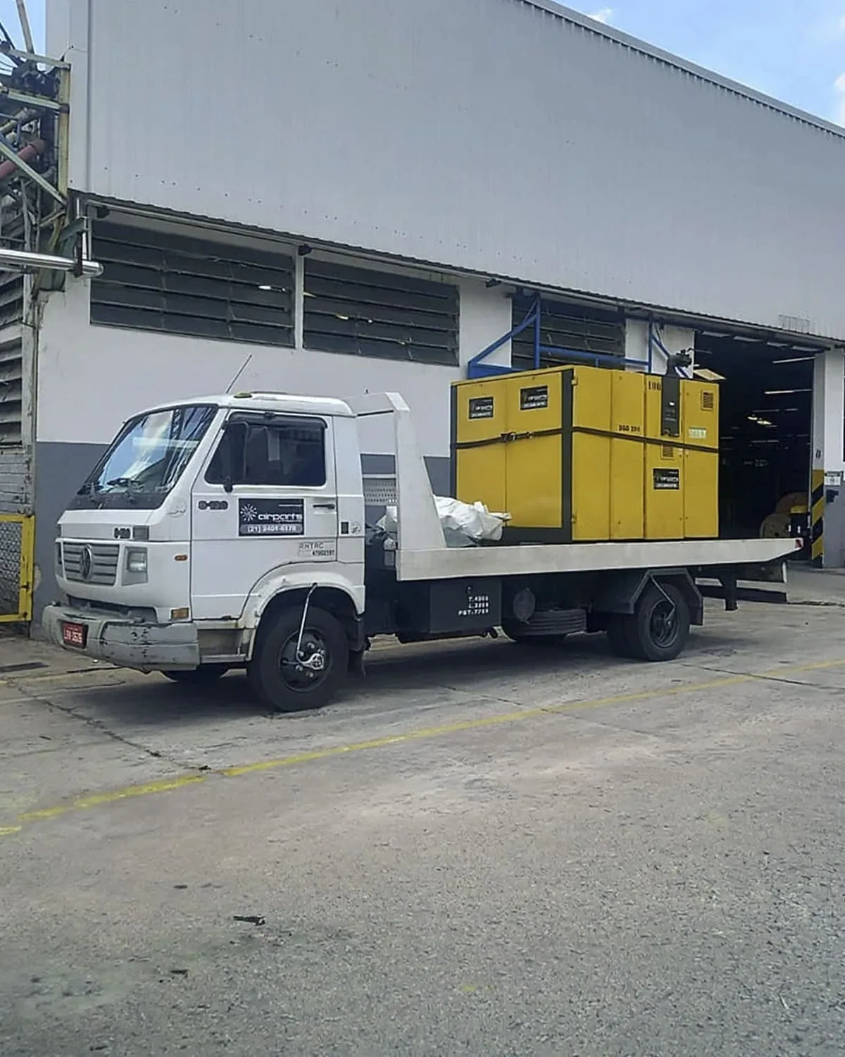 Transporte de compressor de parafuso reserva para atendimento emergencial
