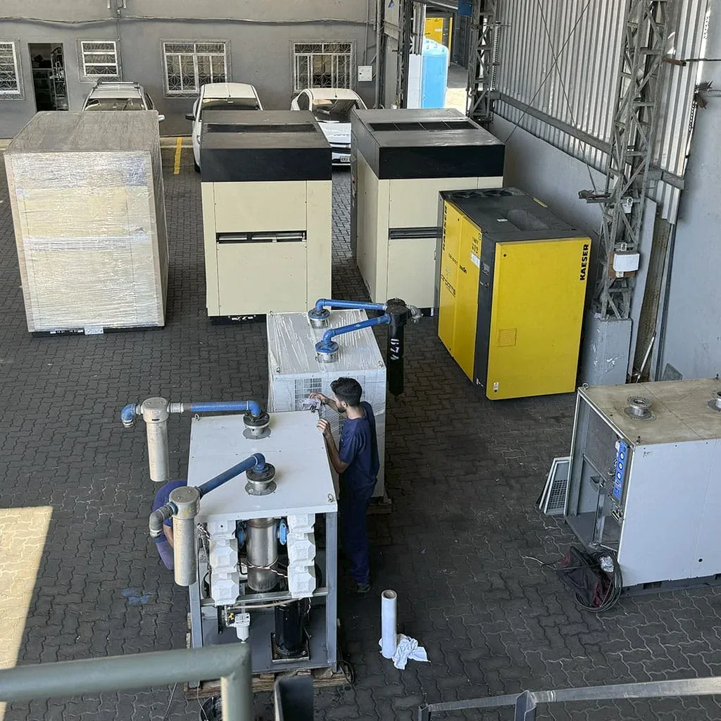 Compressor de ar lubrificado em operação industrial